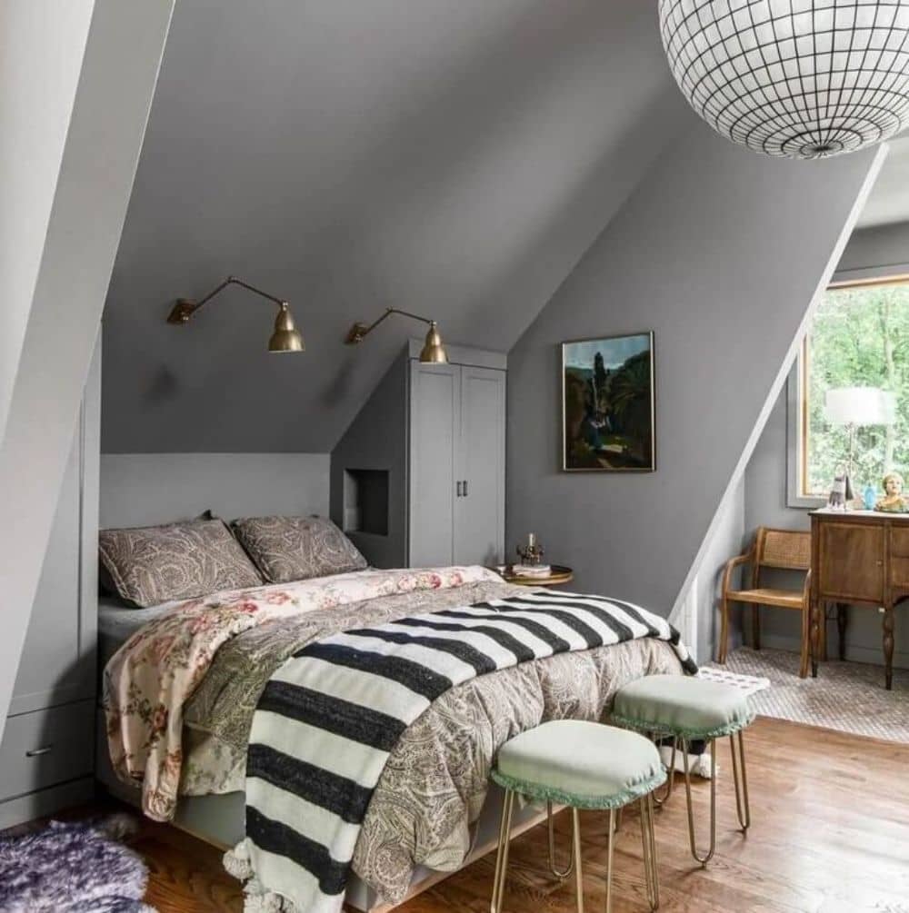 How to decorate a bedroom with slanted walls using functional zones
